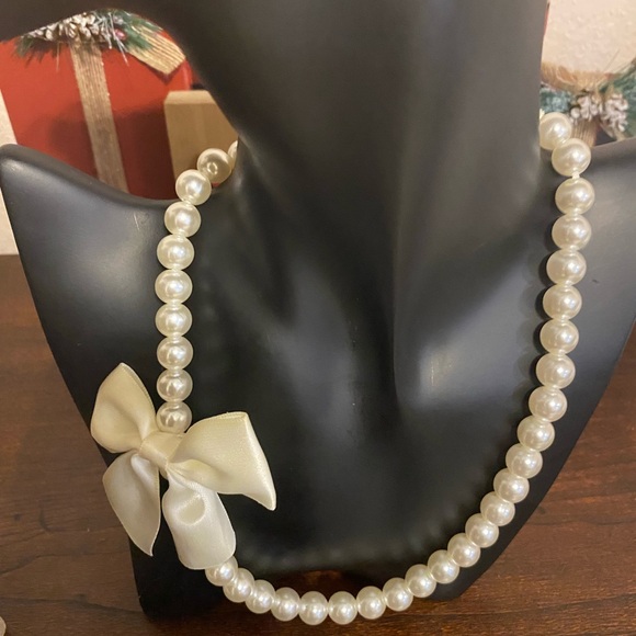 NWOT Beautiful CONSUELA Handcrafted Fresh Water White Pearl Necklace & Bracelet - Picture 3 of 5